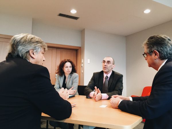 Georges Méric, en présence de Didier Cujives, conseiller départemental en charge notamment de l'international et de Dominique Mas, chef de la mission pour l'action humanitaire du centre de crise et de soutien du Ministère des Affaires étrangères,