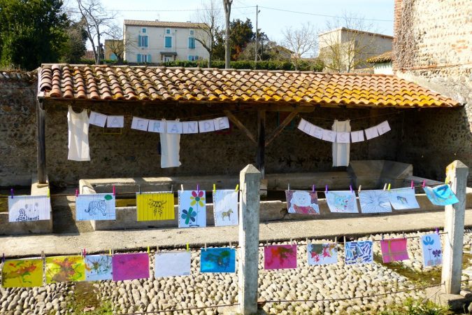 Les oeuvres des enfants sur le site du lavoir de la commune
