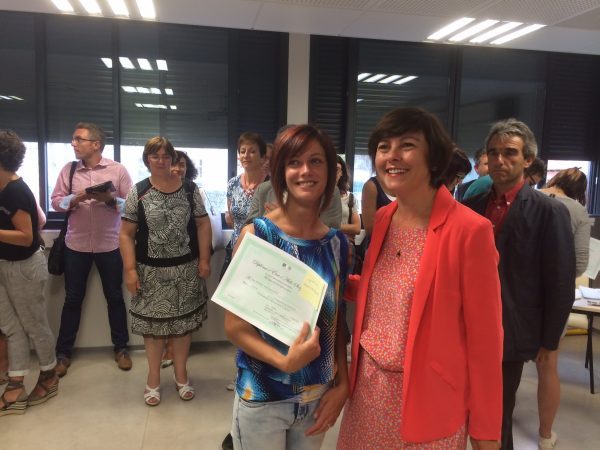 Carole Delga remet son diplôme à une nouvelle aide soignante.