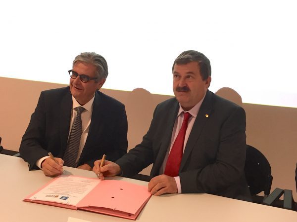 Georges Méric et José Antonio Boya Quintana ont signé ce matin la convention concernant le projet de piste cyclable transfrontalier Trans-Garona.