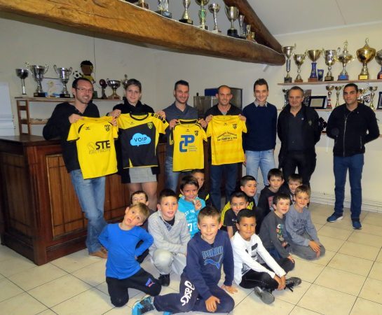 Sponsors, éducateurs entourant le président Bardou et les jeunes au club house