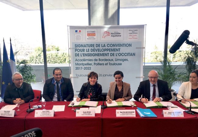 Lors de la signature de la convention à l'hôtel de région à Toulouse