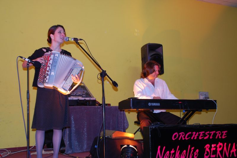 Nathalie Bernat à l'accordéon, Benjamin au clavier.