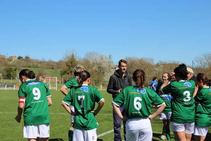L'arbitre propose une pause dont profite Pierre pour recadrer son équipe.