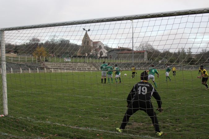 Laurent Lefrançois est vigilant derrière ses défenseurs.