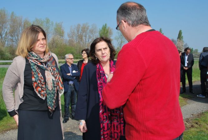 En discussion à côté de la sénatrice Brigitte Micouleau