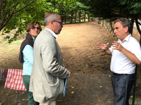 A droite Joël Lebret explique le projet au Préfet Brot, conseiller du gouvernement pour les réfugiés syriens et irakiens venu spécialement de Paris en Volvestre