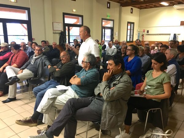 Des militants prennent la parole pour exprimer leur mécontentement