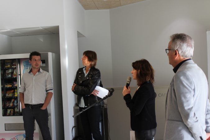 Joëlle Arches la directrice du musée présente Valère Costes.