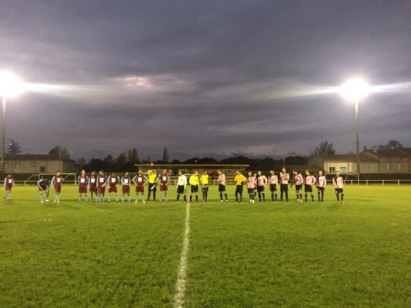 Les deux équipes se saluent en début de match