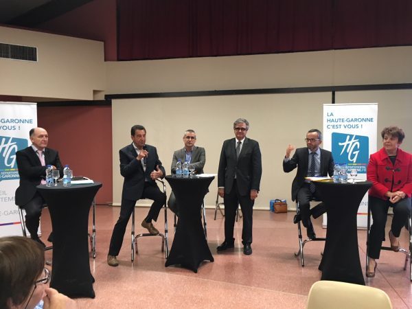 Georges Meric entouré par les élus du Volvestre à la tribune