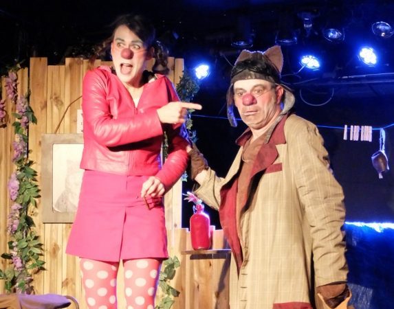 Ce joyeux mélange de facéties, de marionnettes, de cascades et de belles surprises est un clin d’œil aux clowns de notre enfance.