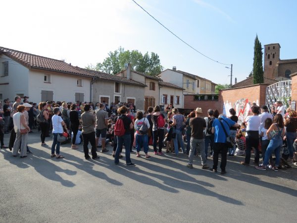 Halte à l'entrée du cimetière