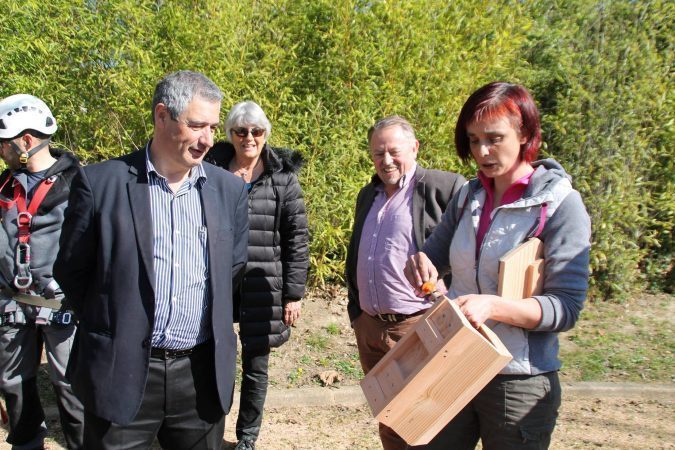 Leslie Faggiano précise les détails de ses nichoirs