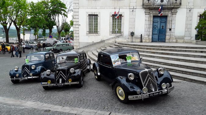 Les tractions devant l'Hôtel de Ville