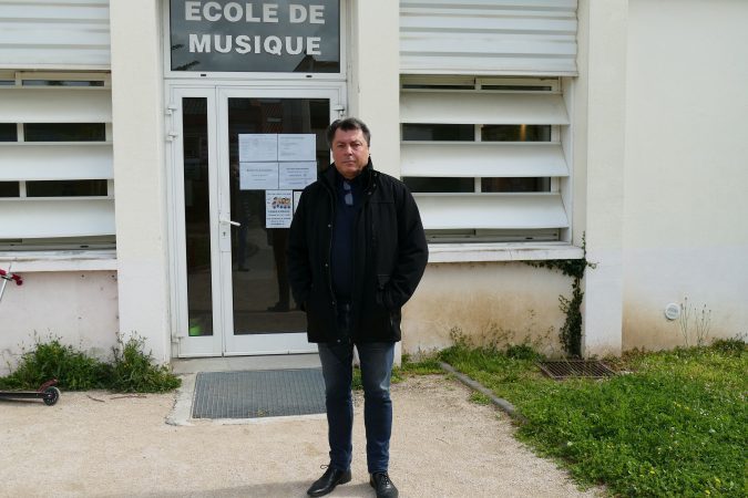 Louis Pomes devant l'entrée de l'école