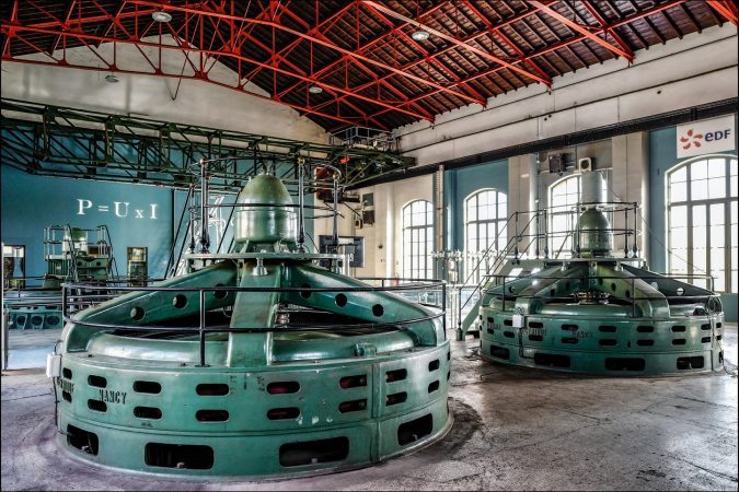 Centrale hydroelectrique du XIXe siecle avec terrasse sur le fleuve et expositions temporaires regulieres.