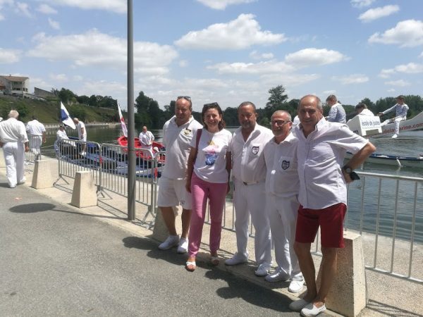 Carole Delga et Michel Oliva avec les représentants de l'école de joutes de la Marine de Sète