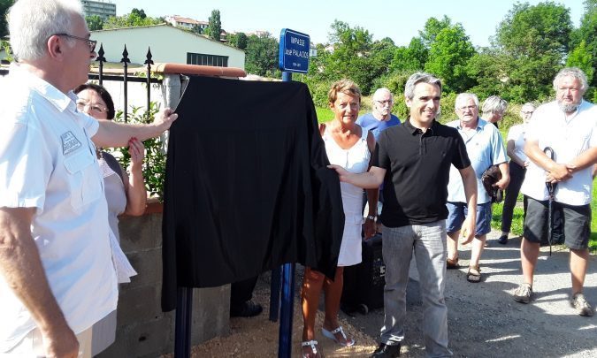 La plaque est dévoilée en présence de sa fille Lydie - Michel Donat - J Yves Duclos et Evelyne Riera