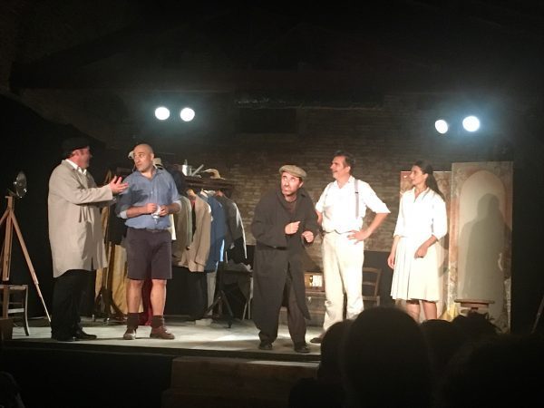 Cinq personnages hauts en couleurs et fantasques