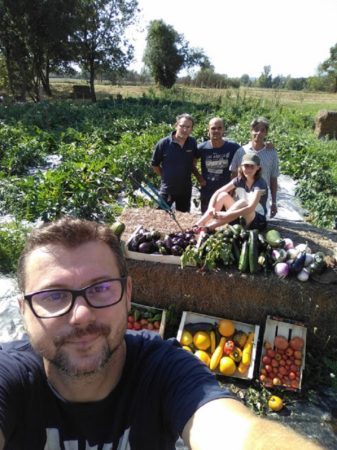 L'équipe de jardiniers bénévoles produit les légumes de l'épicerie solidaire