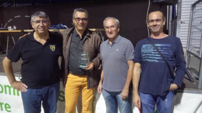 Remise du trophée à Ali Bénarfa