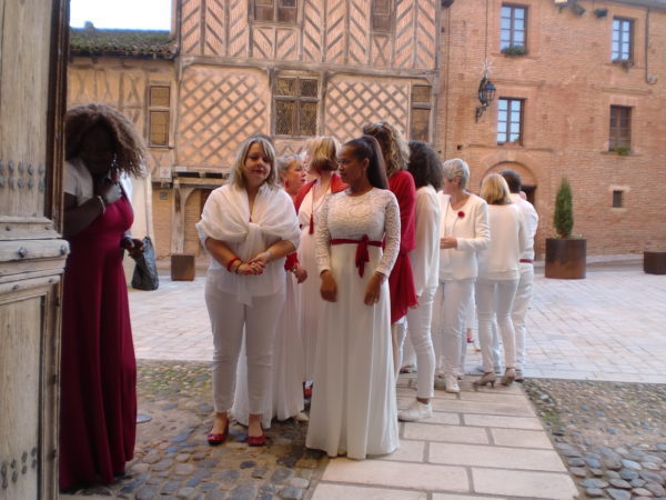 L'ensemble choral rentre dans la cathédrale