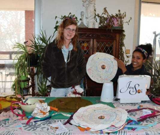 Marie et Samantha pendant la réalisation des jeux