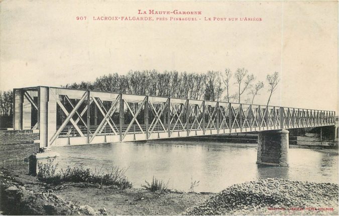 Depuis 1902, elle permet de traverser l'Ariège