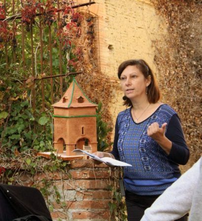 Diane Masclary devant la maquette du pigeonnier de Guérin