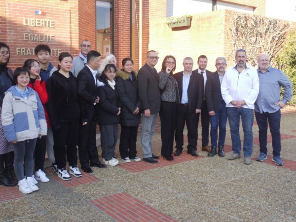 Sur le parvis de la mairie