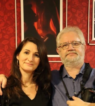 Carole et Christophe devant la photo la plus soft de l'exposition !
