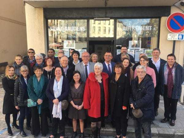 Les membres de la liste et les soutiens posent devant le local de campagne autour de Yves Louis