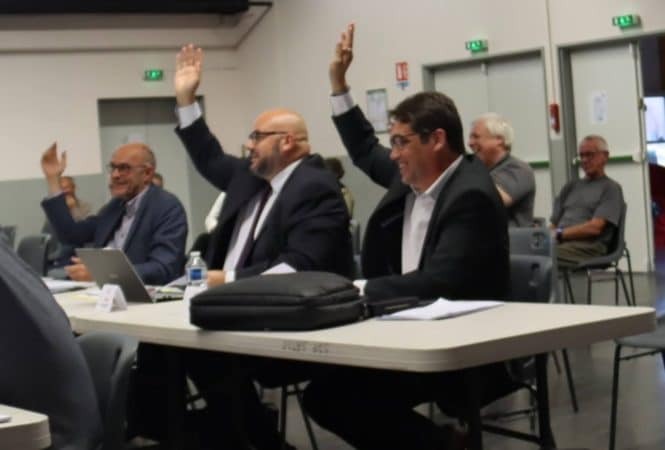 Les élus d'opposition présentant leur candidature au même poste