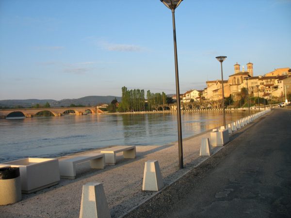 L'ancienne bastide de Cazères domine la Garonne