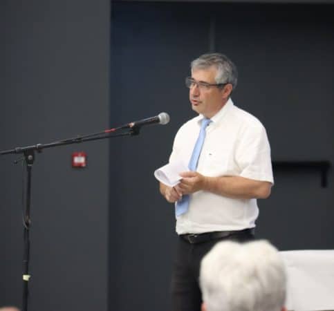 André mandement pendant son discours programme