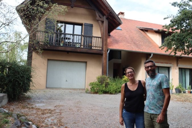 Cynthia et Christophe, devant leur grande maison