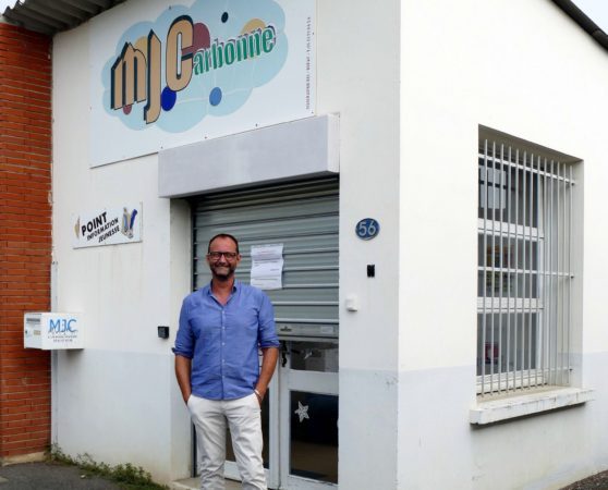 Devant les bureaux administratifs