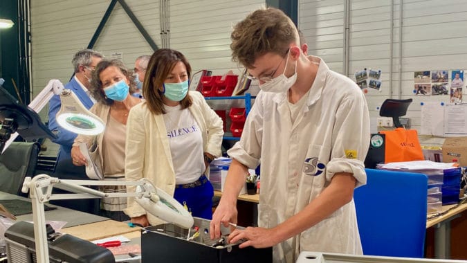 Carole Delga se fait expliquer le travail des employés de DSI