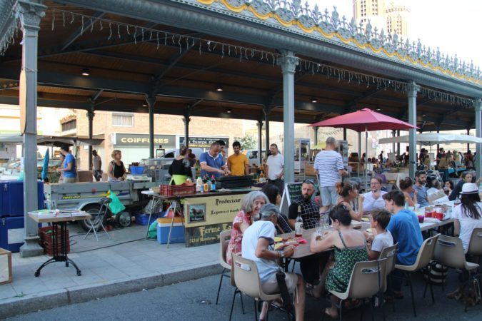Un marché nocturne très animé