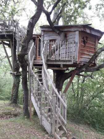 Arbrakabane, un hébergement insolite aux cabanes perchées à Périssas.