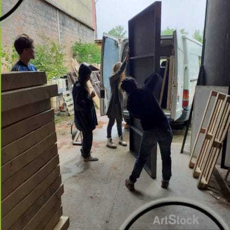 Des jeunes en formation dans les métiers de la transition écologique en visite à Artstock (credit photo Artstock).