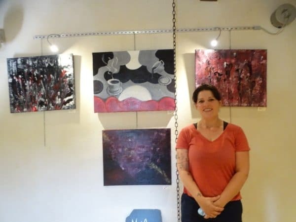 Mélanie Marino avec une dizaine d'autres artistes à l'exposition de Monléon.