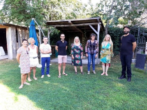 Elus et artistes réunis dans le jardin du Grand Presbytère