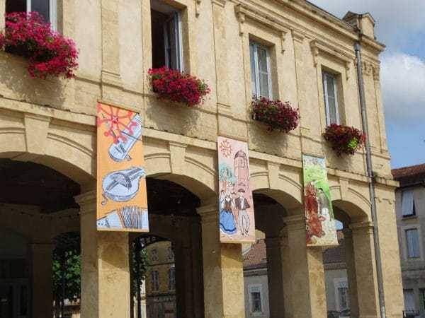 Les étendards de l'exposition Les Temps d'Arts pavoisent la mairie de Boulogne.