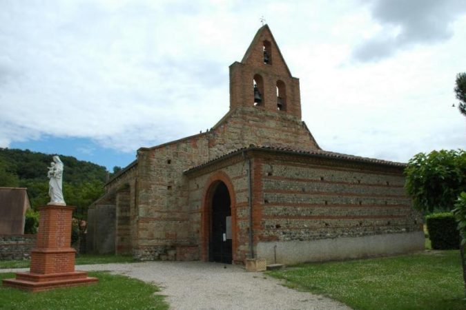 L'église d'un peu loin