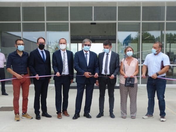 Georges Méric, président du Conseil Départemental, coupe le ruban symbolique lors de l'inauguration officielle du collège Léon Cazeneuve à L'Isle en Dodon.