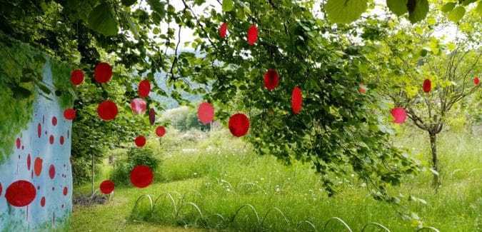 Oeuvres jouant avec l'air, toile vivante.