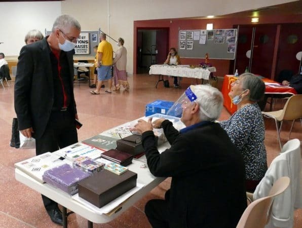 Arrêt au stand de la philathélie