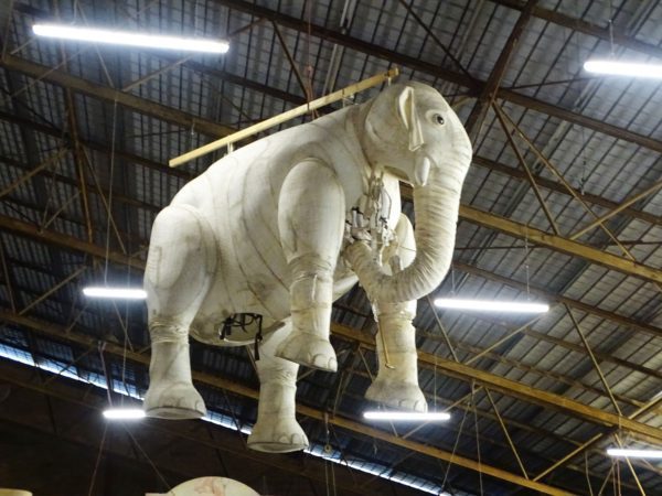 Artstock a reçu la visite de journalistes de Télérama, séduits par cette association de recyclage et réhabilitation de décors issus du spectacle.